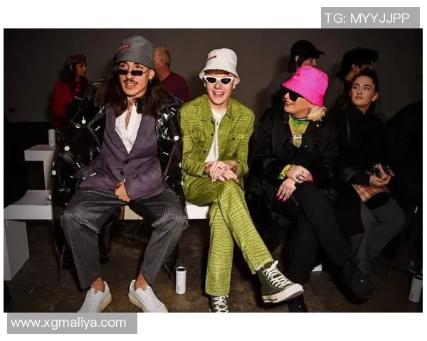 足球明星骑踏板车畅游城市展现活力与时尚风采